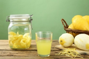 limoncello liquore di limone fatto in casa sfondo rustico