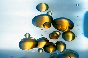 gouttes d'huile d'olive dans l'eau