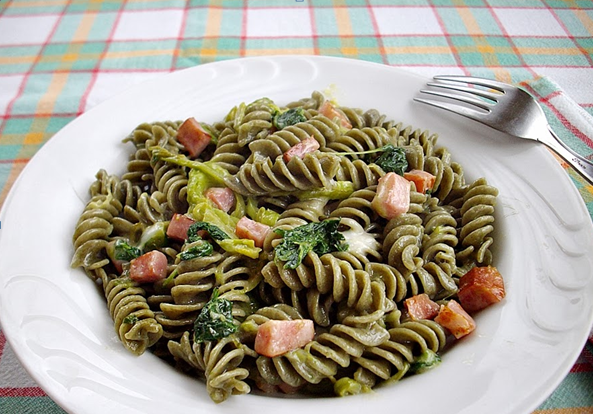 Fusilli à la farine de petits pois au lard et au Taleggio