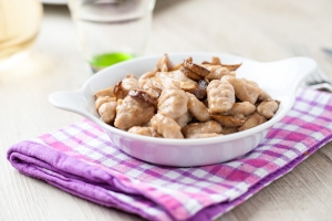 Gnocchi di castagne preparati in casa con funghi porcini