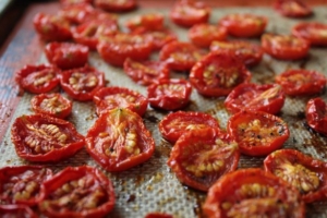 Tomates confites au four